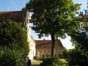 20030052_RJ Blick entlang der Wallfahrtskirche auf das Steinhaus aus dem Jahre 1722.